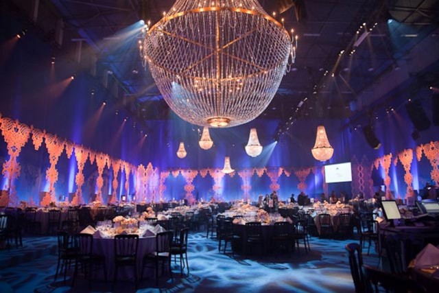 Iluminacion en la celebracion de la fundacion de Elton John Winter Ball en Londres