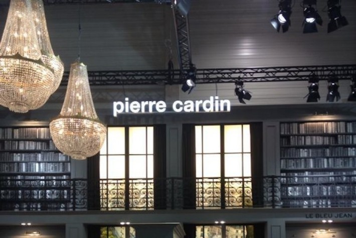 Iluminacion stand Pierre Cardin