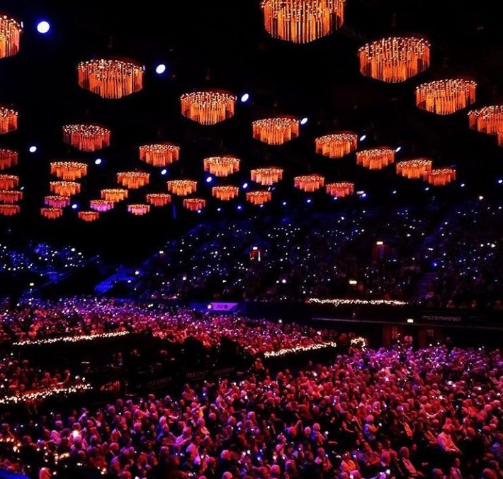 Estadio de decoración: 64 lámparas para el concierto de Andre Rieu.