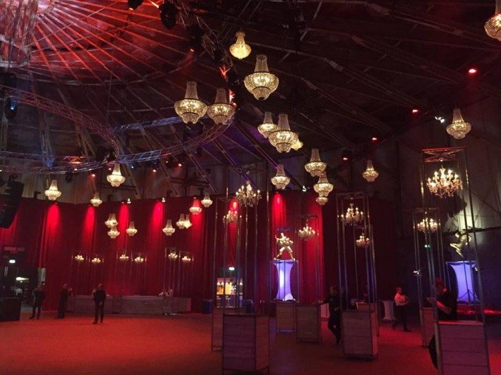 40 lámparas de cristal como decoración